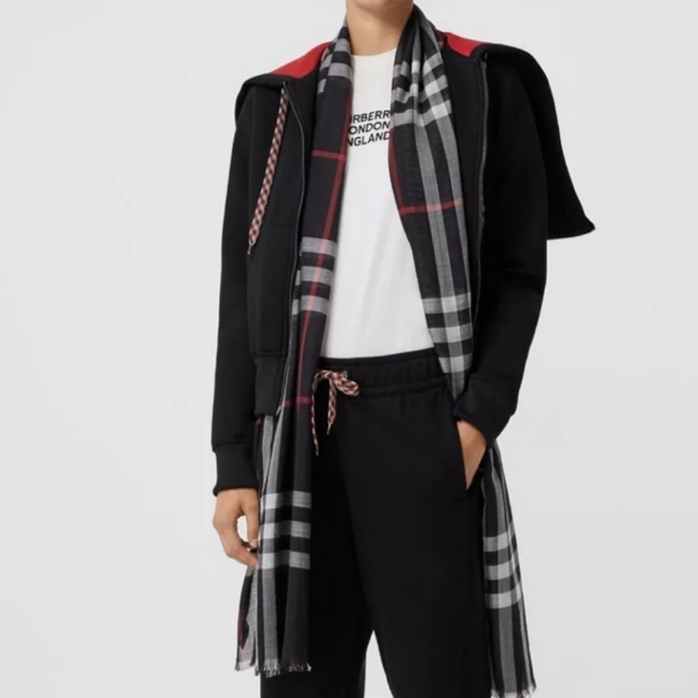 NWOT Burberry Lightweight Navy Scarf in Check Cashmere with Fine Eyelash Fringes